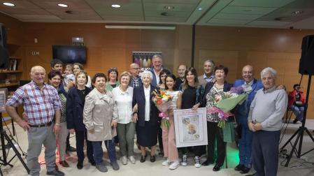 Magdalena Pérez de Albéniz, rodeada por su familia, por el alcalde y por Chuchín Ibáñez