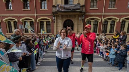 La alcaldesa, Marta Ruiz de Alda, junto a Francisco Carcavilla y otros compañeros de expedición, reciben el aplauso de los pequeños