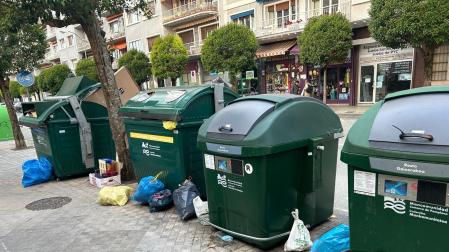 Bolsas fuera de los contenedores en la calle Abejeras, 3 de Pamplona. /