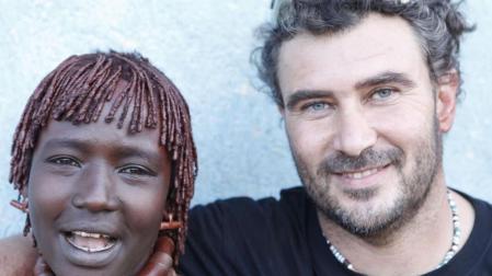 Fotografía tomada de la cuenta en Instagram de Toni Espadas donde aparece junto a una joven en uno de sus primeros viajes a Etiopía