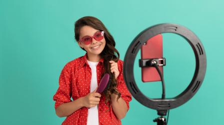 Una niña influencer genera un video