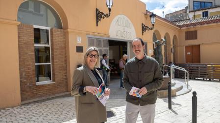Icíar Les y Alfredo Martínez, ante la fachada del Mercado de Abastos de Tudela, donde el dúo Mots plasmará su mural