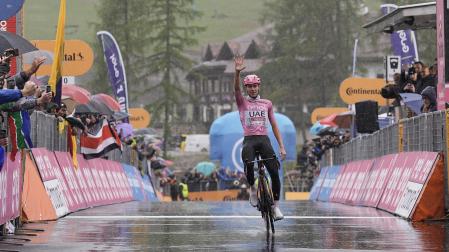 El ciclista esloveno Tadej Pogacar sigue imparable en el Giro de Italia tras ganar la neutralizada por mal tiempo decimosexta etapa, finalmente disputada entre Laas y Santa Cristina Valgardena (Monte Pana)
