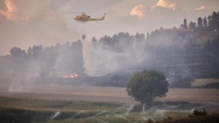 Los bomberos trabajan desde el aire en un incendio del pasado verano