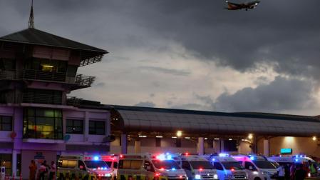 Ambulancias esperan en el aeropuerto de Bangkok para trasladar a los heridos por las fuertes turbulencias que sufrió un vuelo que viajaba de Londres a Singapur