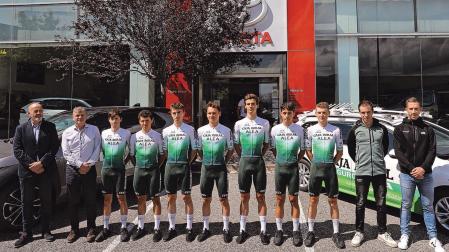El equipo Caja Rural-Alea, ayer en la sede de Toyota-Tauromotor