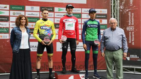 UN NAVARRO, 27 AÑOS DESPUÉS. Hugo Aznar, en el centro y con maillot rojo, sucedió a Chente García como ganador navarro