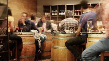Imagen de archivo del interior de un bar