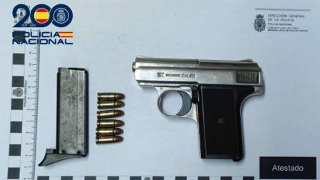 Pistola y cartuchos intervenidos al detenido