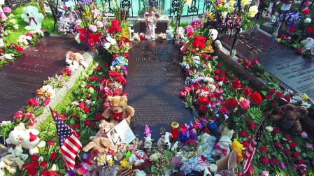Flores en la tumba de Elvis Presley en Graceland