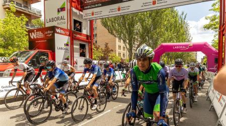 Fotos de la salida de la primera etapa de la Vuelta a Navarra 2024.