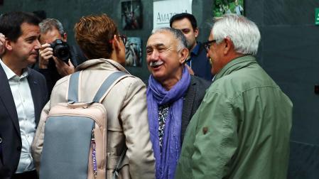 El secretario general de UGT, Pepe Álvarez, conversa con la presidenta del Gobierno foral, María Chivite, este jueves antes del pleno del Parlamento de Navarra