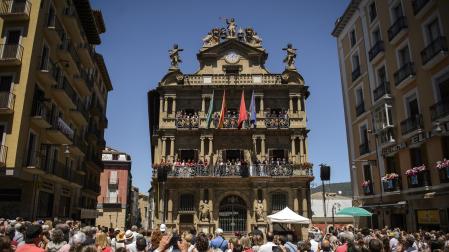 AGAO celebra el Día de la Ópera cantando el sábado desde los balcones del Ayuntamiento de Pamplona.