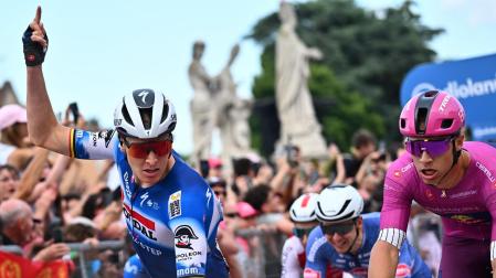 El belga Tim Merlier celebra su triunfo en la 18ª etapa del Giro de Italia