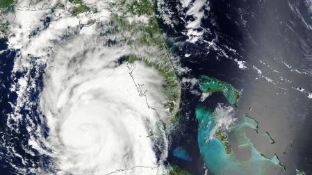 Fotografía cedida por el Observatorio de la Tierra de la NASA donde se muestra una imagen del huracán Idalia durante su paso el 29 de agosto del 2023 por el Golfo de México hacia Florida