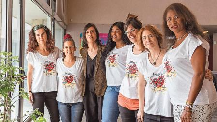 De izquierda a derecha: María Arcos y Ainhoa Carrera (Baobab Danza), Irantzu Vázquez (CAN), Yajaira Solis, Maitane Domench (Berpiztu Audiovisuales), Mirentxu García y Haydée Martínez, en el atrio de Civican