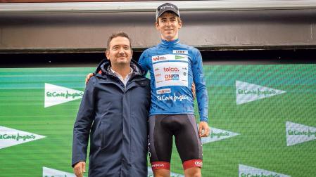 Ailetz Lasa (Telcom) recibió el maillot de mejor navarro de la mano de Miguel Bados, de El Corte Inglés