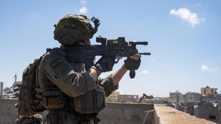 Un militar israelí apunta con su arma durante el avance en Rafah