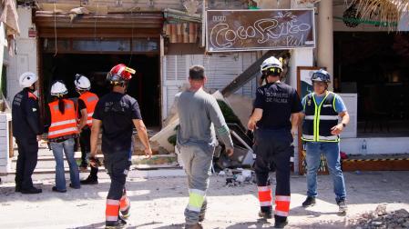 Unos bomberos trabajan en las labores de desescombro después del derrumbe de la terraza de un restaurante de la Playa de Palma, este viernes