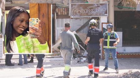 Fotografía de Mariama Syll a la izquierda, sobre una imagen de unos bomberos trabajando en las labores de desescombro del local