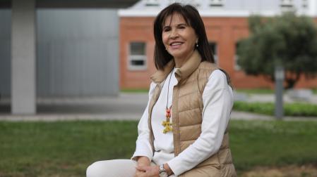 María Ángeles Herce Martínez, en el exterior del Hospital Universitario de Navarra.