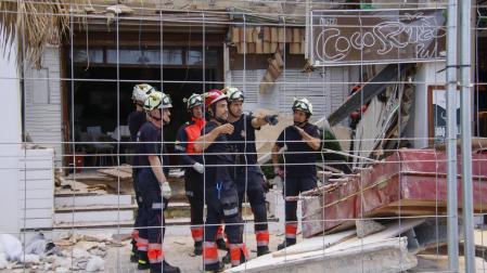 Bomberos, junto al restaurante de la Playa de Palma cuya terraza se derrumbó la noche de este jueves y causó 4 muertos