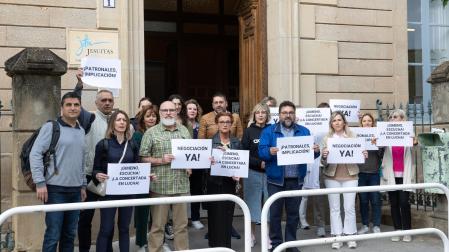 Imagen de algunos d elos profesores de Jesuitas Tudela que se concentraron este viernes en la puerta del colegio