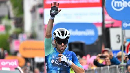 Andrea Vendrame celebra su triunfo en la 19ª etapa del Giro de Italia