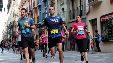 Fotos de la Tres Burgos Tres Millas celebrada este viernes en Pamplona.