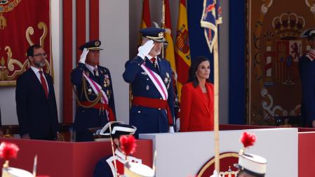 Los reyes don Felipe (3i) y doña Letizia (4i), durante el desfile militar con motivo del Día de las Fuerzas Armadas