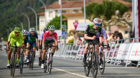 Álex Díaz, con el maillot rojo de líder de la Vuelta a Navarra.