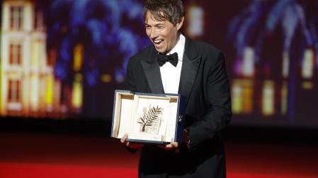 Sean Baker recibe la Palma de Oro por 'Anora'