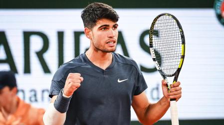 Carlos ALcaraz celebra el triunfo ante el estadounidense Wolf en su estreno en Roland Garros 2024
