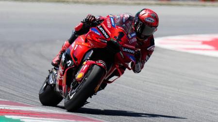 El piloto italiano del equipo Ducati Lenovo Team Francisco Bagnaia, entra vencedor de la carrera de MotoGP del Gran Premio de Cataluña de Motociclismo