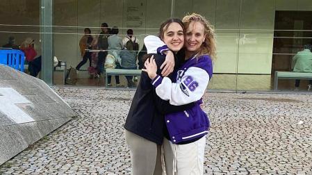 Madre e hija, abrazadas al conocer que irán juntas a la final