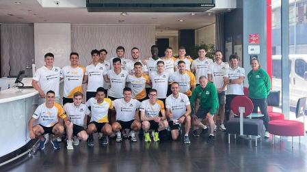 Los atletas de Grupompleo, posan para la foto este domingo 26 de mayo en Castellón durante la última cita de División de Honor