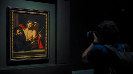 El Museo del Prado ha presenta este lunes el 'Ecce Homo' de Caravaggio, obra considerada "uno de los mayores descubrimientos de la historia del arte" desde que apareció en una subasta en 2021 falsamente atribuida al círculo de José de Ribera
