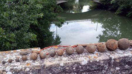 Un equipo del Tedax de Policía Nacional acude al puente de la Magdalena de Pamplona por unos explosivos