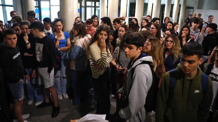 Alumnos de 2º de Bachillerato, antes de comenzar las pruebas de acceso a la universidad, en el Aulario de la UPNA, en junio de 2023.