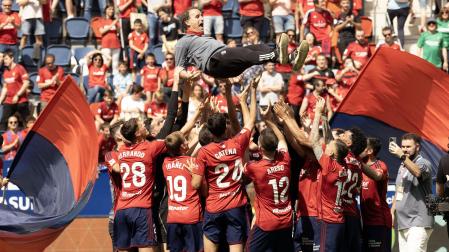 Los jugadores de Osasuna mantean a Jagoba Arrasate en el homenaje del cierre de temporada