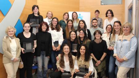 Las nuevas enfermeras especialistas junto a Carmen Asiain (ida) y Blanca Marín (dcha), que ejercieron de madrinas en el acto