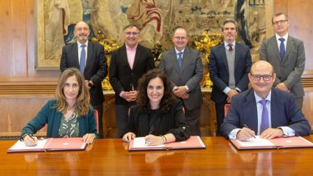 En la primera fila, de izquierda a derecha: Mara Castillo, presidenta de Fundación Dignia; Paloma Grau, vicerrectora de Investigación y Sostenibilidad; e Isidoro Jurado, patrono fundador y tesorero de Fundación Dignia. En segunda fila: Fernando de la Puente, director de I+D+I de la Universidad de Navarra; José Pereira, investigador de ATLANTES Global Observatory of Palliative Care del ICS y fundador de Pallium Canadá; Carlos Centeno, investigador principal de ATLANTES Global Observatory of Palliative Care del ICS; Jaime García del Barrio, director del ICS; Alex Hansen, director de Impacto Social de la Universidad de Navarra