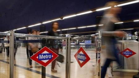 Varias personas accediendo al Metro de Madrid