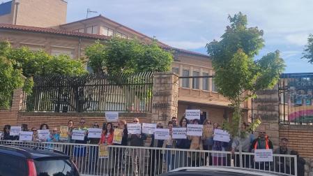 Empleados del colegio Anunciata de Tudela concentrados ante las puertas del centro.