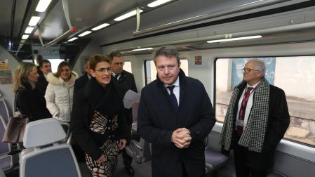 La presidenta Chivite; el presidente de Renfe, Blanco, y el secretario de Estado de Transportes Santano, junto a otros cargos, dentro del tren en su presentación el pasado 22 de enero