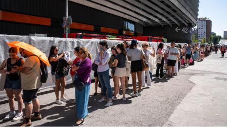 Decenas de personas hacen cola este martes para comprar merchandising de Taylor Swift, en los alrededores del Estadio Santiago Bernabéu, la víspera de su primer concierto en Madrid