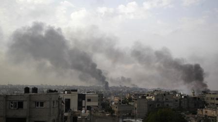 Columnas de humo tras una serie de bombardeos del Ejército de Israel contra la ciudad de Rafá, en la frontera entre la Franja de Gaza y Egipto