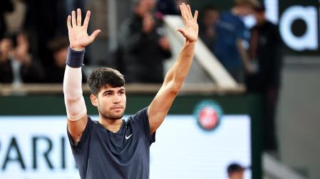 ERl tenista español saluda tras vencer a De Jong en la tercera ronda de Roland Garros