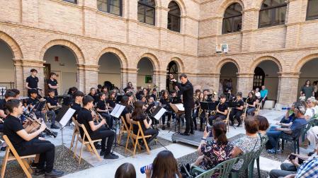 Fotos de la orquesta de cuerda del conservatorio Fernando Remacha en la plaza Vieja de Tudela