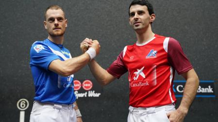 Unai Laso y Jokin Altuna, en el frontón Bizkaia.
